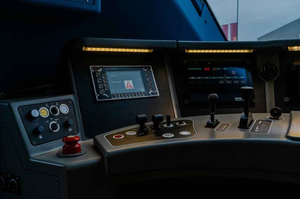 Comparison table showing differences between automotive ISO 26262 and railway EN 5012x functional safety standards, highlighting production volume, risk metrics, safe states, and lifecycles.